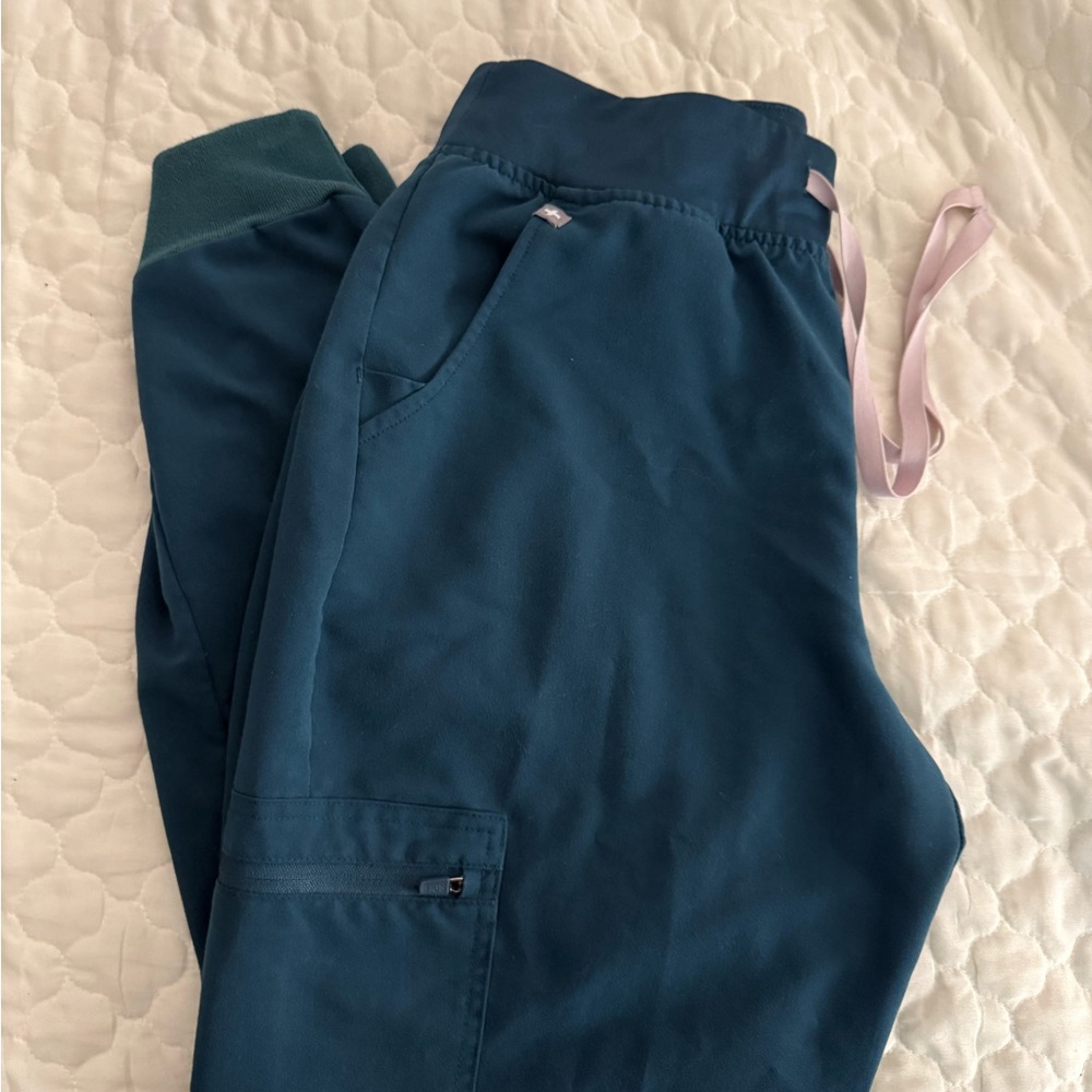 FIGS Caribbean Blue Scrub Pants (Zamora Joggers - Medium)